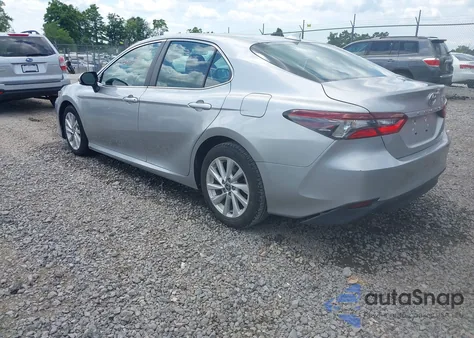 2021 Toyota Camry Le z USA, uszkodzony, nr VIN 4T1C11AK7MU479740